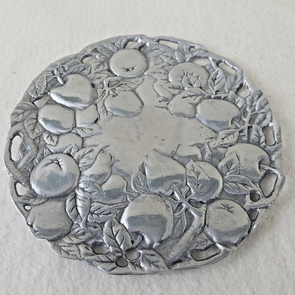 Apple plate Peltrina 80-7066 studded feet‎ 8" leaves silver plated kitchenware